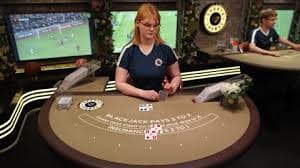 Antarmuka Live Roulette pedro 4d menampilkan roda fisik dengan papan taruhan digital di bawah
