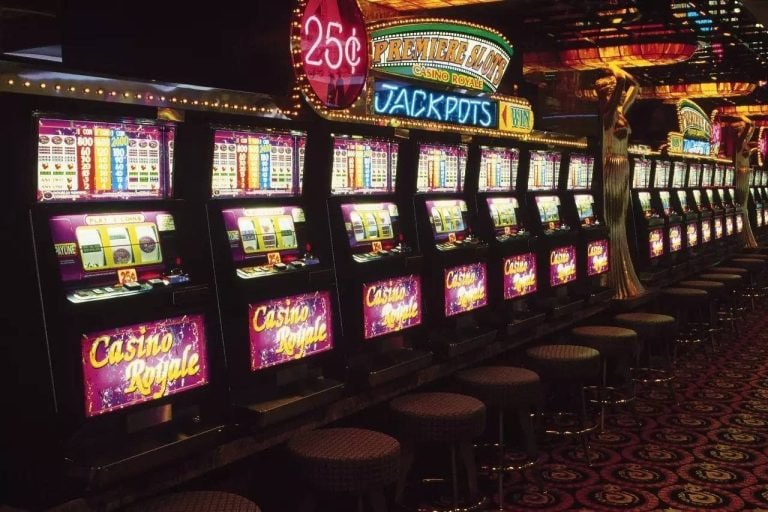 Tabel strategi blackjack dasar ditampilkan di layar untuk referensi pemain